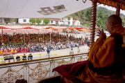 Его Святейшество Далай-лама дарует учение в Центральной тибетской школе в Далхузи, празднующей свое 50-летие. Штат Химачал-Прадеш, Индия. 27 апреля 2013 г. Фото: Тензин Чойджор (офис ЕСДЛ)