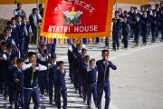 Ученики Центральной тибетской школы в Далхузи идут мимо трибун, на которых разместились Его Святейшество Далай-лама и другие гости, прибывшие на празднование 50-летия школы. Штат Химачал-Прадеш, Индия. 28 апреля 2013 г. Фото: Тензин Чойджор (офис ЕСДЛ)