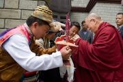 Его Святейшество Далай-ламу встречают традиционным подношением в Далхузи, куда он прибыл на празднование 50-летия Центральной тибетской школы. Штат Химачал-Прадеш, Индия. 27 апреля 2013 г. Фото: Тензин Чойджор (офис ЕСДЛ)