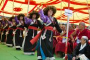 Выступление танцевального коллектива на праздновании 50-летия Центральной тибетской школы в Далхузи. Штат Химачал-Прадеш, Индия. 28 апреля 2013 г. Фото: Тензин Чойджор (офис ЕСДЛ)