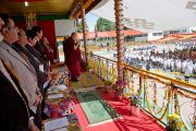 Его Святейшество Далай-лама и другие гости смотрят на парад сегодняшних и бывших учеников Центральной тибетской школы в Далхузи, во время празднования 50-летия школы. Штат Химачал-Прадеш, Индия. 28 апреля 2013 г. Фото: Тензин Чойджор (офис ЕСДЛ)