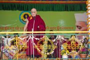 Его Святейшество Далай-лама обращается с речью к присутствующим на праздновании 50-летия Центральной тибетской школы в Далхузи. Штат Химачал-Прадеш, Индия. 28 апреля 2013 г. Фото: Тензин Чойджор (офис ЕСДЛ)