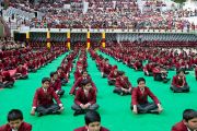 Ученики средней школы Далхузи слушают Его Святейшество Далай-ламу. Штат Химачал-Прадеш, Индия. 28 апреля 2013 г. Фото: Тензин Чойджор (офис ЕСДЛ)