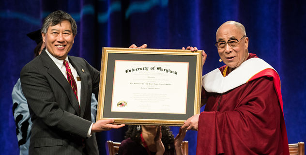 Далай-лама прочитал лекцию о мире в рамках серии ежегодных лекций в память об Анваре Садате и принял участие в беседе о суфизме и буддизме в Мэрилендском университете в США