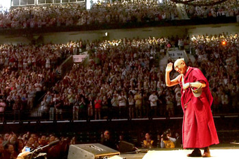 Далай-лама принял участие в симпозиуме «Жизнь после жизни» в колледже Майтрипы и провел беседу о путях, ведущих к миру и счастью, в Орегонском университете