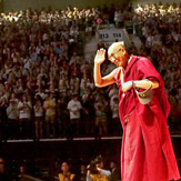 Далай-лама принял участие в симпозиуме «Жизнь после жизни» в колледже Майтрипы и провел беседу о путях, ведущих к миру и счастью, в Орегонском университете