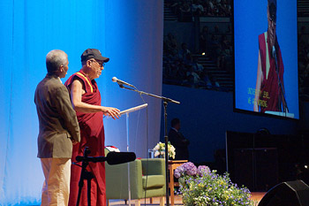 В Портленде Далай-лама принял участие в саммите по вопросам окружающей среды и прочитал лекцию о сострадании