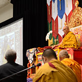 В Мэдисоне Его Святейшество Далай-лама даровал учения, обратился к местной тибетской общине и посетил парламент штата Висконсин