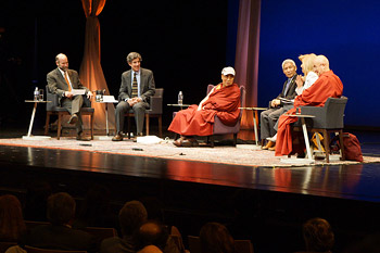 «Измени свой ум, измени мир». Далай-лама принял участие в беседе о том, как сделать наш мир более счастливым и безопасным местом