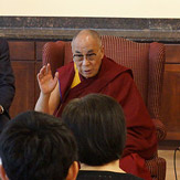 Перед отъездом из Мэдисона в Новый Орлеан Его Святейшество Далай-лама встретился с китайскими и тибетскими студентами