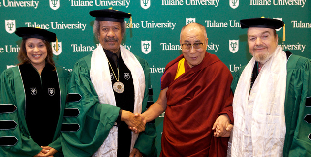 Далай-лама принял участие в церемонии вручения дипломов в Тулейнском университете и прочитал лекцию в университете Нового Орлеана