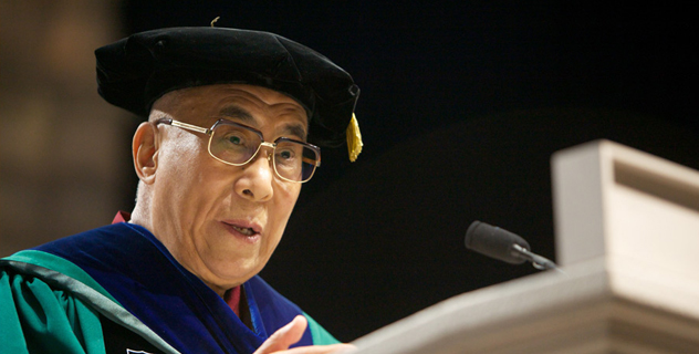 Далай-лама принял участие в церемонии вручения дипломов в Тулейнском университете и прочитал лекцию в университете Нового Орлеана