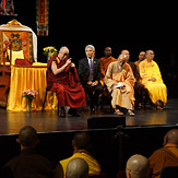 Далай-лама встретился с вьетнамскими буддистами, учениками средних и старших школ и мэром Луисвилля