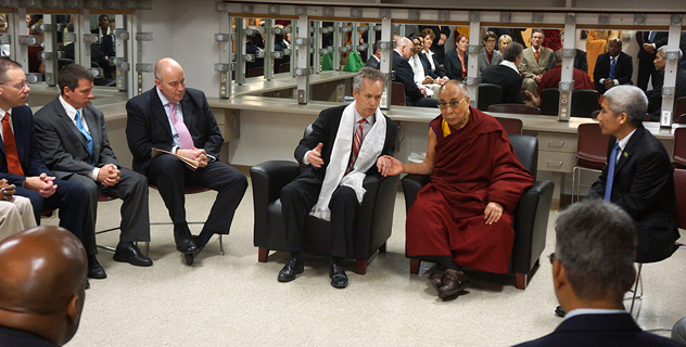 Далай-лама встретился с вьетнамскими буддистами, учениками средних и старших школ и мэром Луисвилля