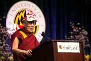 Его Святейшество Далай-лама читает лекцию в рамках серии лекций о мире в честь Анвара Садата в Мэрилендском университете. Колледж-Парк, штат Мэриленд, США. 7 мая 2013 г. Фото: Джон Т. Консоли (Мэрилендский университет).