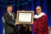 Президент Мэрилендского университета Уоллес Ло вручает Его Святейшеству Далай-ламе диплом почетного доктора гуманитарных наук. Колледж-Парк, штат Мэриленд, США. 7 мая 2013 г. Фото: Майк Морган.