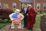 Его Святейшество Далай-лама и президент Мэрилендского университета Уоллес Ло с талисманом университета по имени Террапин. Колледж-Парк, штат Мэриленд, США. 7 мая 2013 г. Фото: Джереми Рассел (офис ЕСДЛ).