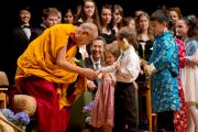 Дети дарят цветы Его Святейшеству Далай-ламе перед началом межрелигиозной встречи "Духовность и окружающая среда" в университете Портленда. Штат Орегон, США. 9 мая 2013 г. Фото: Дон Фарбер.