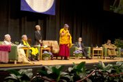 Его Святейшество Далай-лама выступает на межрелигиозной встрече "Духовность и окружающая среда" в университете Портленда. Штат Орегон, США. 9 мая 2013 г. Фото: Дон Фарбер.