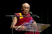 Его Святейшество Далай-лама читает лекцию "Всеобщая ответственность и внутренний мир: природа ума" в университете Портленда. Штат Орегон, США. 9 мая 2013 г. Фото: Дон Фарбер.