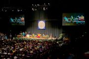 Более 4800 человек пришли на межрелигиозную встречу с участием Его Святейшества Далай-ламы в университете Портленда. Штат Орегон, США. 9 мая 2013 г. Фото: Дон Фарбер.