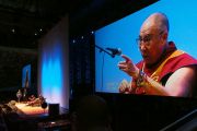 Его Святейшество Далай-лама говорит о сострадании во время публичной лекции на стадионе "Мемориальная арена ветеранов". Портленд, штат Орегон, США. 11 мая 2013 г. Фото: Дон Фарбер