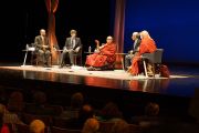 Его Святейшество Далай-лама и другие участники дискуссии на послеобеденной сессии конференции "Измени свой ум, измени мир" в центре Overture Center. Мэдисон, штат Висконсин, США. 15 мая 2013 г. Фото: Джереми Рассел (офис ЕСДЛ).