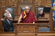 Его Святейшество Далай-лама выступает в парламенте штата Висконсин. Мэдисон, штат Висконсин, США. 14 мая 2013 г. Фото: Грег Андерсон
