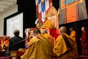 Его Святейшество Далай-лама дарует учения в центре "Эллиент энерджи". Мэдисон, штат Висконсин, США. 14 мая 2013 г. Фото: Шераб Лхацанг.