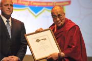 Мэр Нового Орлеана Митч Ландрё вручил Его Святейшеству Далай-ламе ключ от города.  Новый Орлеан, штат Луизиана, США. 17 мая 2013 г. Фото: Сонам Зоксанг