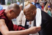 Его Святейшество Далай-лама подносит хадак, церемониальный тибетский шарф, Джону Льюису, члену палаты представителей конгресса США. Новый Орлеан, штат Луизиана, США. 17 мая 2013 г. Фото: Джереми Рассел (офис ЕСДЛ)