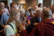 Его Святейшество Далай-лама приветствует своих поклонников по завершении лекции в конференц-центре им. Эрнста Мориала. Новый Орлеан, штат Луизиана, США. 17 мая 2013 г. Фото: Джереми Рассел (офис ЕСДЛ)
