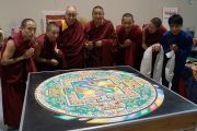 Его Святейшество Далай-лама с монахами монастыря Дрепунг Лоселинг возле построенной монахами мандалы. Новый Орлеан, штат Луизиана, США. 17 мая 2013 г. Фото: Джереми Рассел (офис ЕСДЛ)