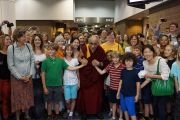 Его Святейшество Далай-лама фотографируется на память со школьниками в конференц-центре в Новом Орлеане. Штат Луизиана, США. 17 мая 2013 г. Фото: Джереми Рассел (офис ЕСДЛ)