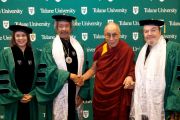 Его Святейшество Далай-лама и другие обладатели почетных степеней перед началом торжественной церемонии вручения дипломов в Тулейнском университете. Новый Орлеан, штат Луизиана, США. 18 мая 2013 г. Фото: Sabree Hill