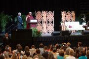 Его Святейшество Далай-лама выступает в Новоорлеанском университете на стадионе "Лэйкфрант Арена". Новый Орлеан, штат Луизиана, США. 18 мая 2013 г. Фото: David G. Speilman