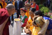 Его Святейшество Далай-ламу встречают традиционными подношениями в институте Дрепунг Гоманг. Луисвилль, штат Кентукки, США. 19 мая 2013 г. Фото: Джереми Рассел (офис ЕСДЛ)