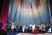 Выступление хора во время межрелигиозной церемонии с участием Его Святейшества Далай-ламы и других религиозных лидеров в Yum Center. Луисвилль, штат Кентукки, США. 19 мая 2013 г. Фото: Сонам Зоксанг