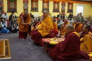 Его Святейшество Далай-лама читает молитвы на церемонии освящения нового зала в институте Дрепунг Гоманг. Луисвилль, штат Кентукки, США. 19 мая 2013 г. Фото: Джереми Рассел (офис ЕСДЛ)