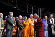 Его Святейшество Далай-лама здоровается с представителями различных религий перед началом межрелигиозной церемонии в Yum Center. Луисвилль, штат Кентукки, США. 19 мая 2013 г. Фото: Сонам Зоксанг