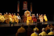 Его Святейшество Далай-лама встречается с группой монахов из Вьетнама, а также с местными жителями в Кентуккийском центре искусств. Луисвилль, штат Кентукки, США. 21 мая 2013 г. Фото: Джереми Рассел (офис ЕСДЛ)