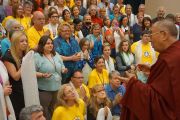 Его Святейшество Далай-лама беседует с организаторами и волонтерами из института Дрепунг Гоманг по окончании трехдневного визита в Луисвилль. Штат Кентукки, США. 21 мая 2013 г. Фото: Джереми Рассел (офис ЕСДЛ)
