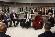 Его Святейшество Далай-лама на встрече с мэром Луисвилля Гэри Фишером по окончании лекций в Кентуккийском центре искусств. Луисвилль, штат Кентукки, США. 21 мая 2013 г. Фото: Джереми Рассел (офис ЕСДЛ)