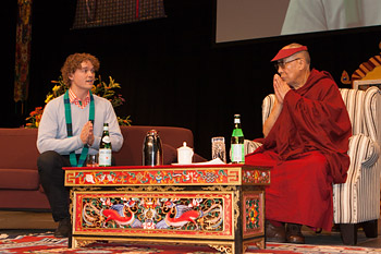 Визит Далай-ламы в Новую Зеландию начался с дарования учения о Четырех благородных истинах и публичной лекции о сострадании