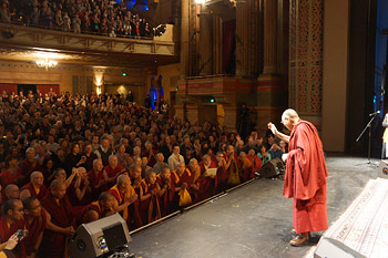 В Городе мира Окленде Его Святейшество Далай-лама провел несколько встреч и прочел лекцию “Путь к счастью”
