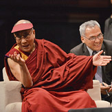Его Святейшество Далай-лама принял участие в конференции “Юных умов”, пообедал в бесплатной столовой “Хлеба и рыбы” и посетил Вестмидскую больницу