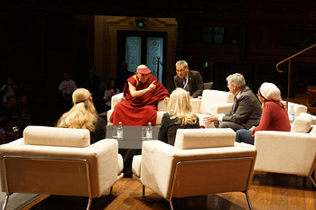 Его Святейшество Далай-лама принял участие в конференции “Юных умов”, пообедал в бесплатной столовой “Хлеба и рыбы” и посетил Вестмидскую больницу
