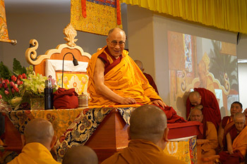 Далай-лама провел учения по “Сутре сердца” и по произведению геше Лангри Тангпы “Восемь строф для тренировки ума” в буддийском храме Куан Мин