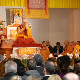 Его Святейшество Далай-лама провел учения по “Сутре сердца” и по произведению геше Лангри Тангпы “Восемь строф для тренировки ума” в буддийском храме Куан Мин