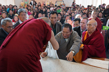 Далай-лама провел учения по “Сутре сердца” и по произведению геше Лангри Тангпы “Восемь строф для тренировки ума” в буддийском храме Куан Мин